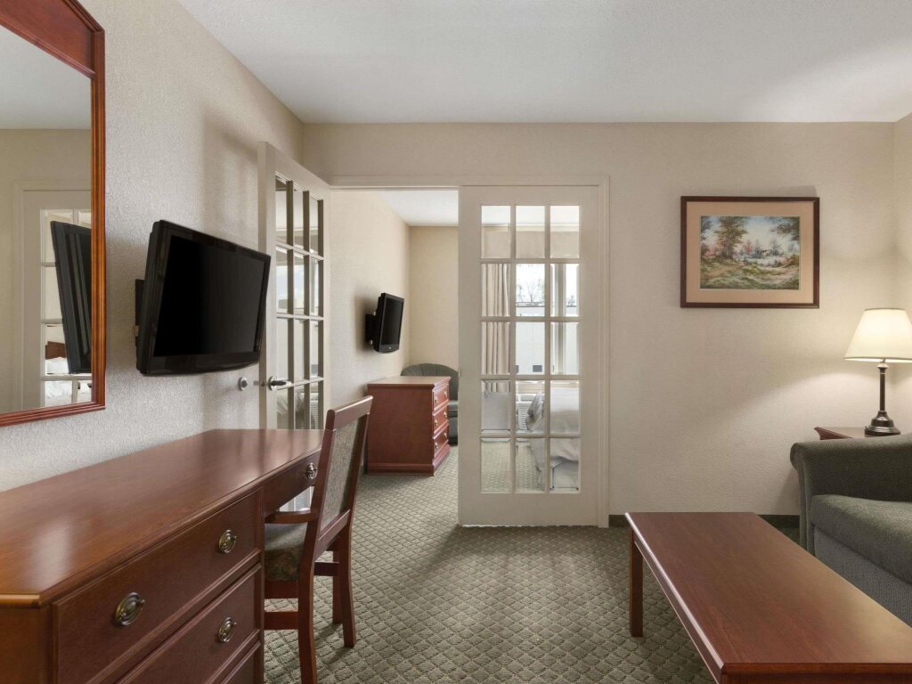 Standard room Days Inn & Suites by Wyndham Winkler