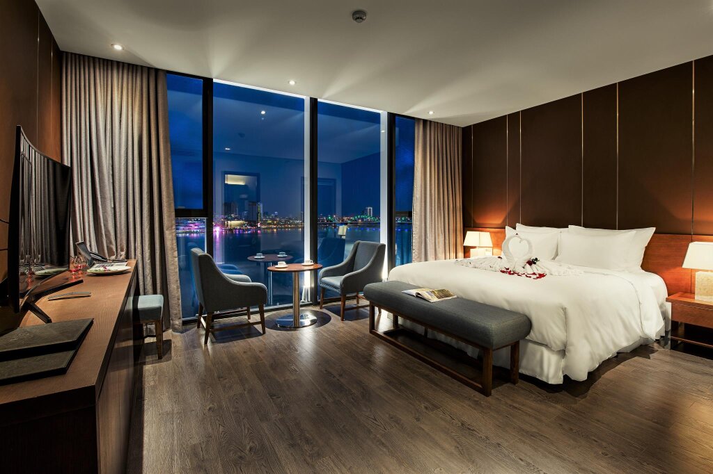 Quadruple Suite with river view Avora Hotel