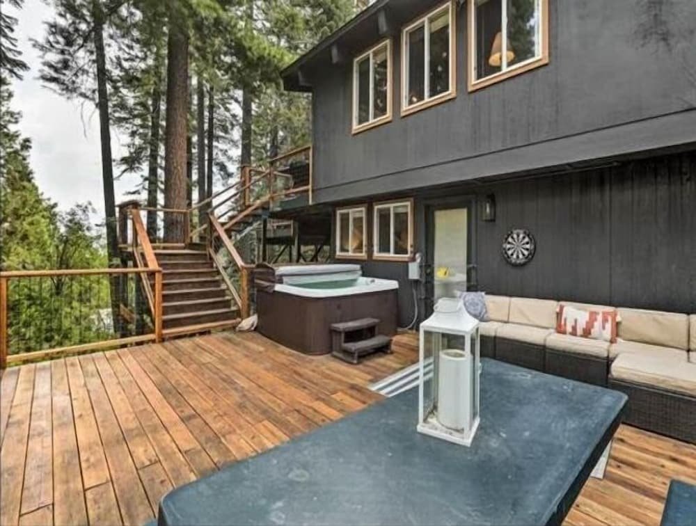 Коттедж Tahoe Oasis - West Shore Chalet W/ View & Hot Tub! 4 Bedroom Home by Redawning