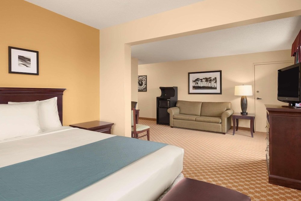 Люкс c 1 комнатой Country Inn & Suites by Radisson, Sioux Falls, SD