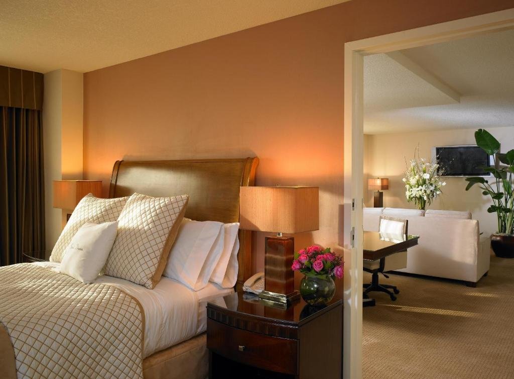 Двухместный люкс c 1 комнатой с видом на бассейн DoubleTree Suites By Hilton Anaheim Resort/Convention Center