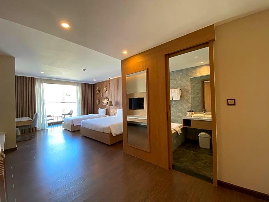 Standard triple chambre avec balcon Virgo Hotel Nha Trang