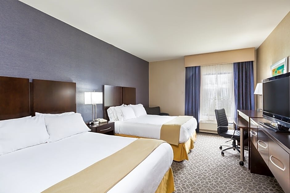 Quadruple suite Holiday Inn Express Hotel & Suites Mt. Holly, an IHG Hotel