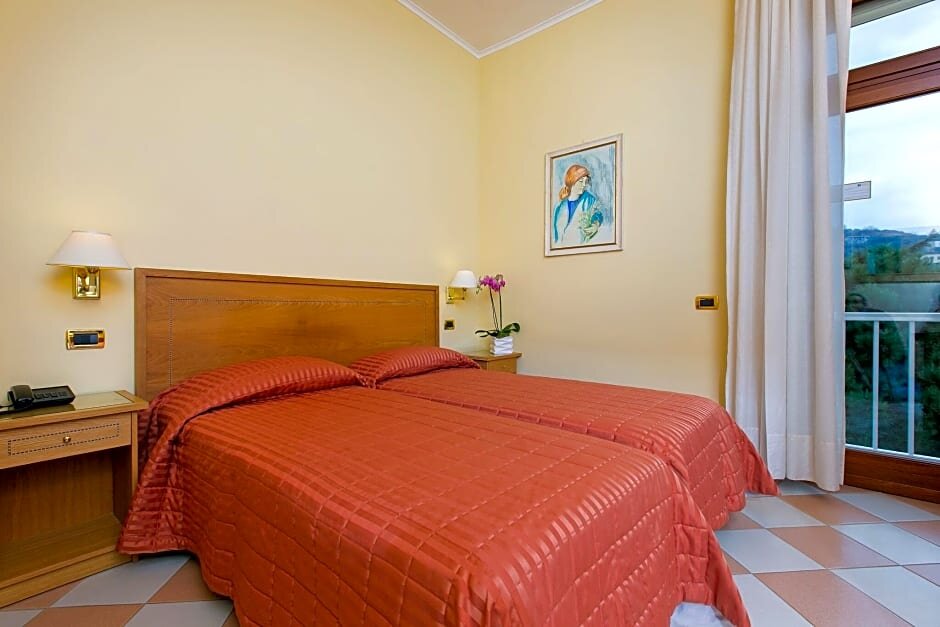 Standard room with balcony and with garden view Grand Hotel Moon Valley
