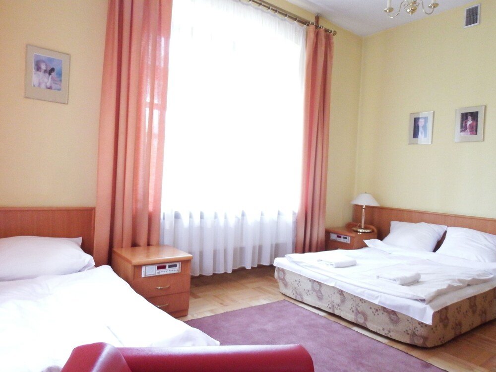 Standard Quadruple room with park view Hotel Rytwiany Pałac
