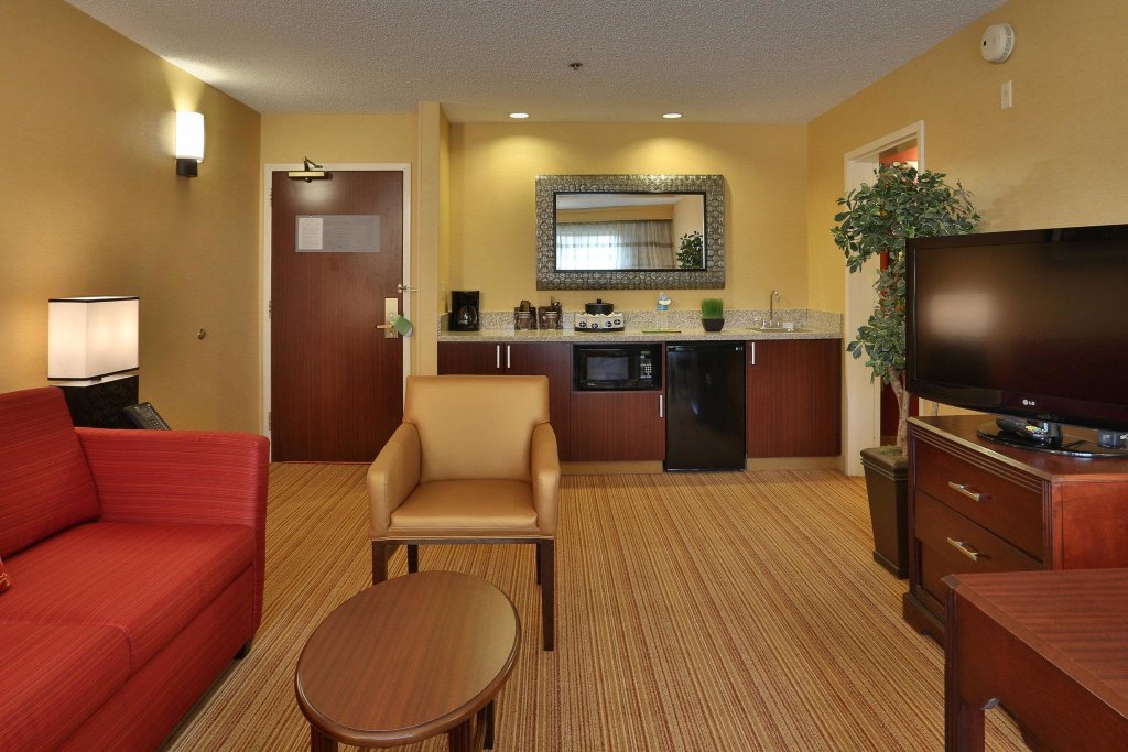 Двухместный люкс c 1 комнатой Courtyard by Marriott Springfield Airport