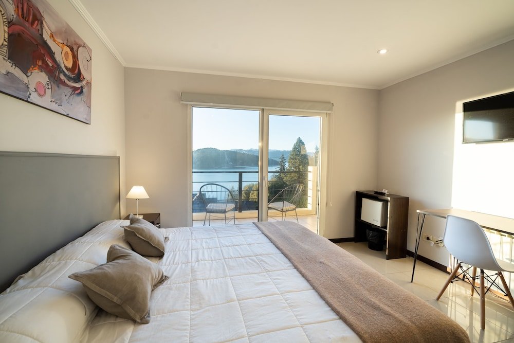 Camera doppia Superior 1 camera da letto con balcone e con vista sul lago NBH Lacus Boutique Hotel