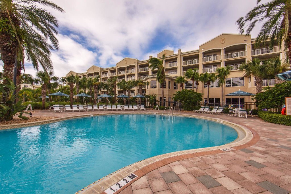 Кровать в общем номере Holiday Inn Club Vacations Cape Canaveral Beach Resort, an IHG Hotel