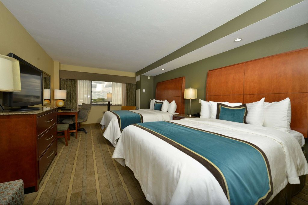 Четырёхместный номер Standard Oshkosh Waterfront Hotel & Convention Center