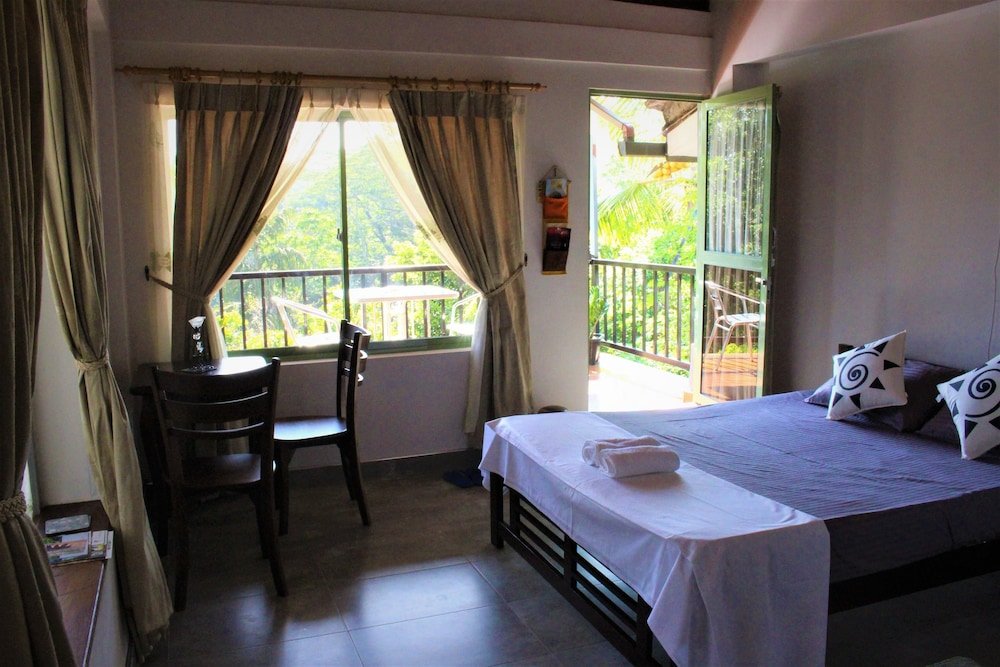 Camera doppia Luxury con balcone e con vista sulle montagne e-stay Hanthana Kandy