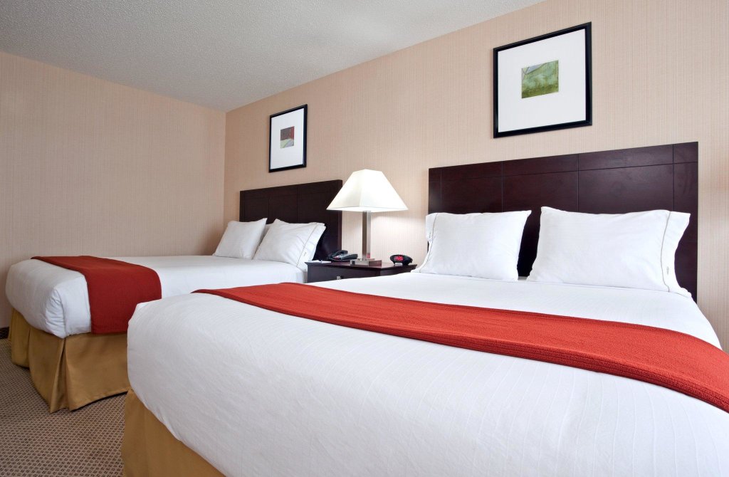 Двухместный номер Standard Holiday Inn Express Hotel & Suites Tipp City, an IHG Hotel