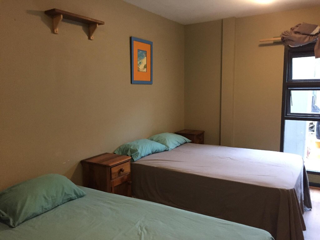 Кровать в общем номере Boardrider Backpackers and Budget Motel