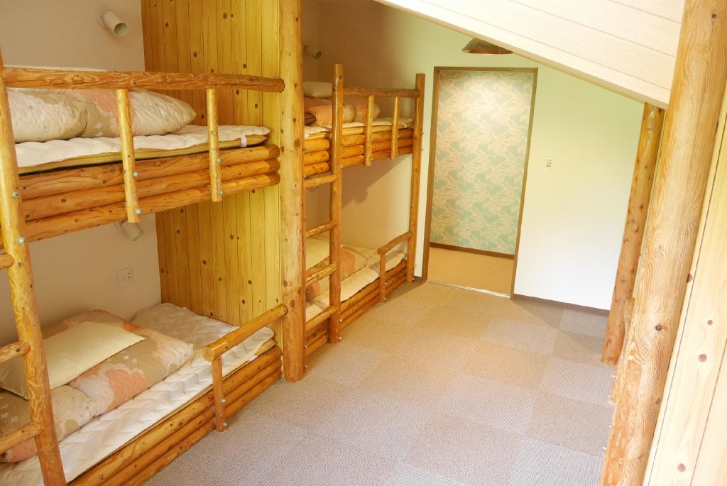 Кровать в общем номере (женский номер) K's House Hokkaido - Asahidake Onsen Hostel