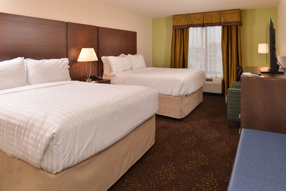 Четырёхместный номер Standard Holiday Inn Express & Suites Dearborn SW - Detroit Area, an IHG Hotel