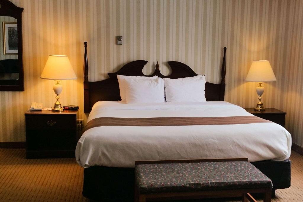 Люкс Business Quality Hotel & Suites Sherbrooke