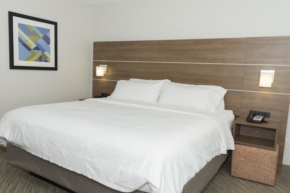 Suite 1 dormitorio Holiday Inn Express Hotel & Suites Madison, an IHG Hotel