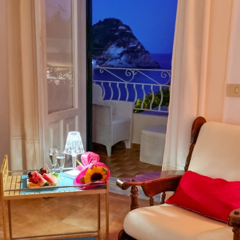 Люкс с балконом и с видом на море Villa Bina Sea Hotel