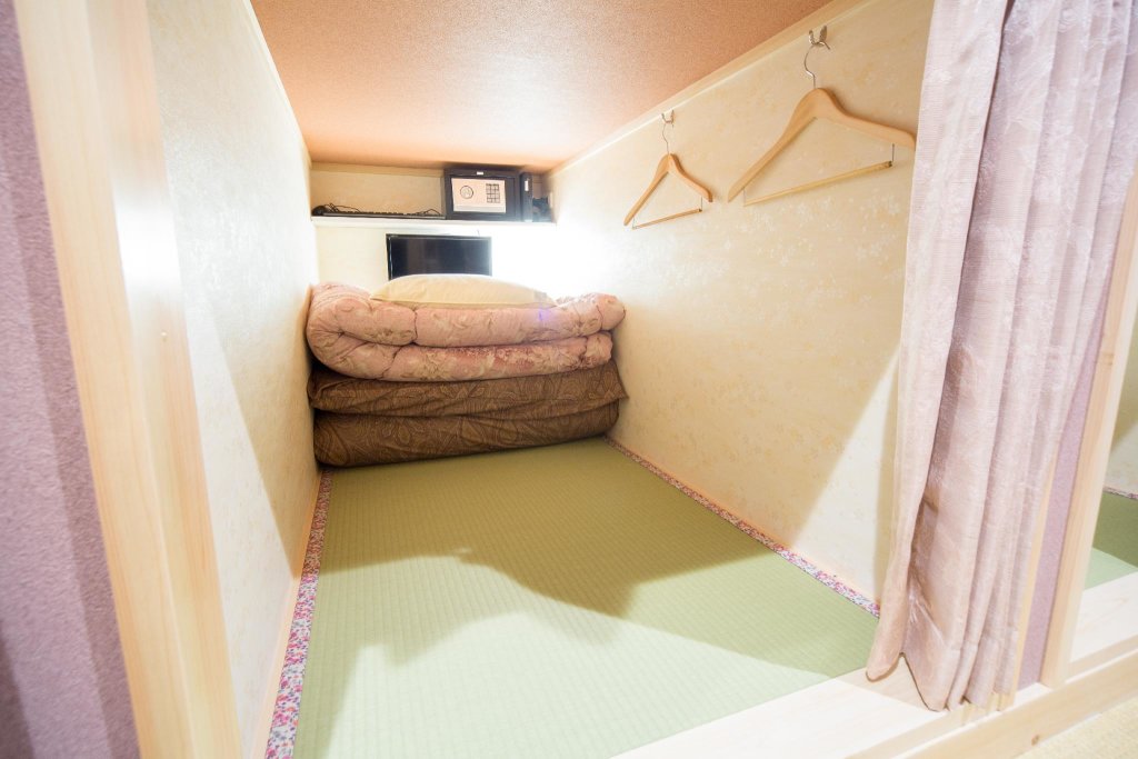 Кровать в общем номере (женский номер) HOSTEL WASABI Nagoya Ekimae