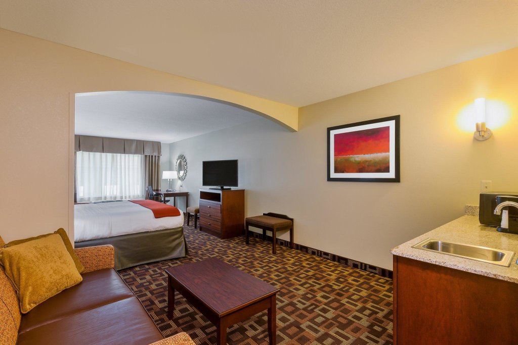 Люкс Holiday Inn Express Hotel & Suites Salina, an IHG Hotel