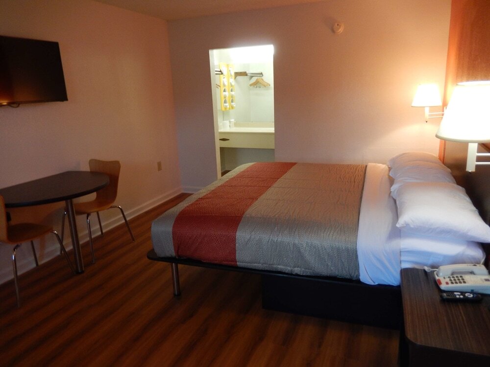 Deluxe suite Motel 6-Warner Robins, GA