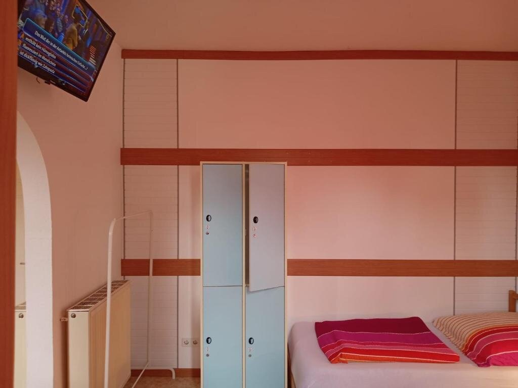 Кровать в общем номере (женский номер) Hostel Hahn