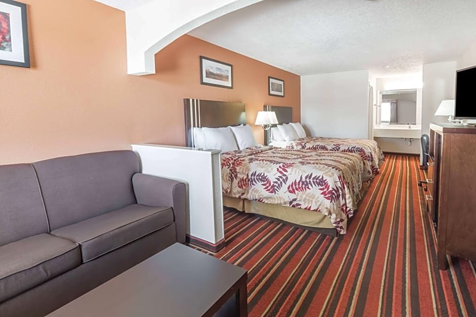Четырёхместный семейный люкс с 2 комнатами Days Inn & Suites by Wyndham Winnie