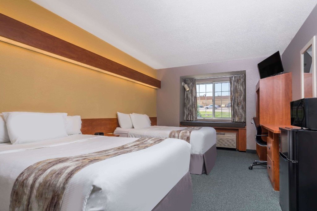 Четырёхместный номер Standard Microtel Inn & Suites by Wyndham New Ulm