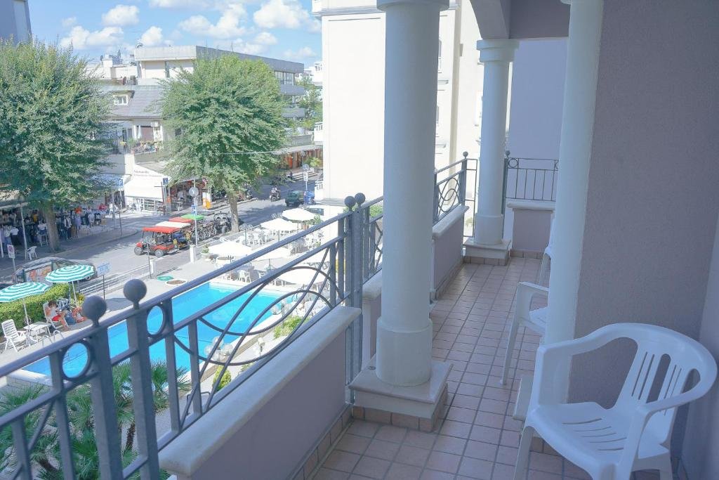 Habitación familiar Estándar con vista a la piscina Hotel Continental