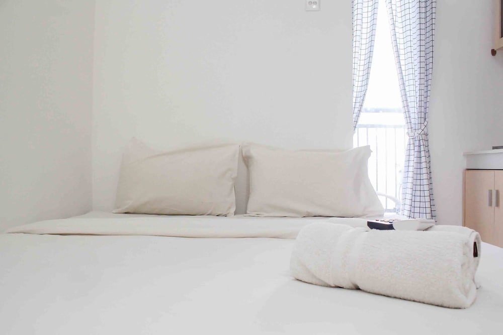 Standard Zimmer Simple and Cozy Living Studio Room at Bassura City Apartment