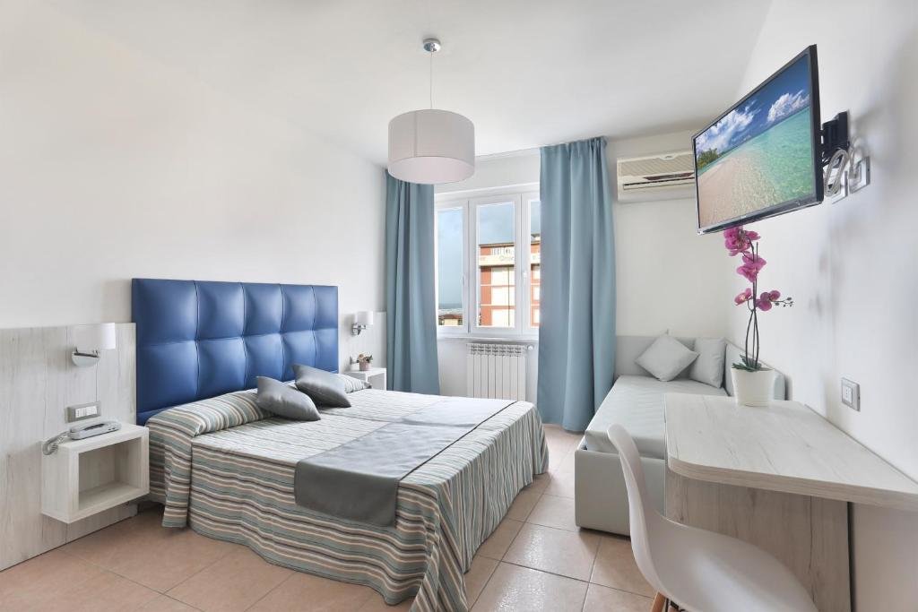 Habitación cuádruple Estándar con vista al mar Hotel Nuovo Tirreno