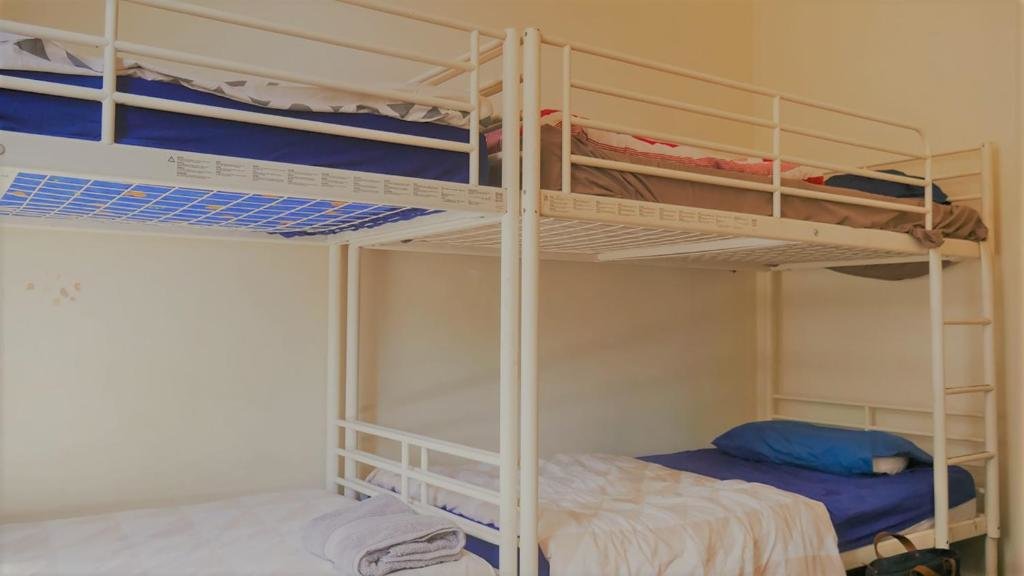 Кровать в общем номере myOZexp Palmerston Lodge