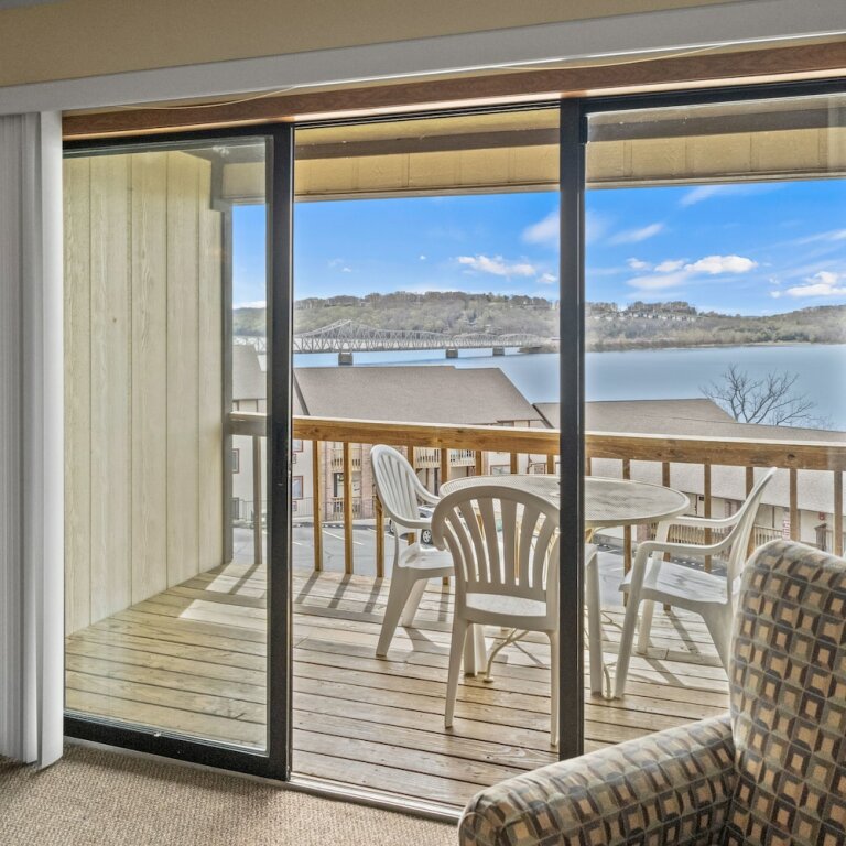Economy Suite with lake view Table Rock Resorts at Kimberling Inn