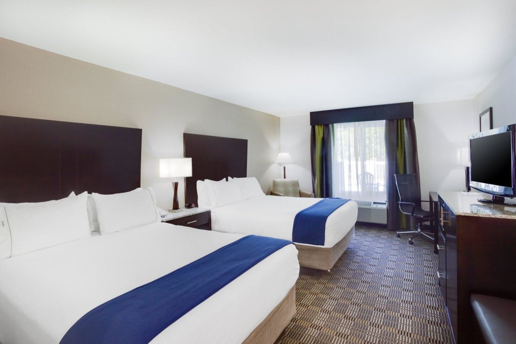 Четырёхместный номер Standard Holiday Inn Express Hotel & Suites Mebane, an IHG Hotel