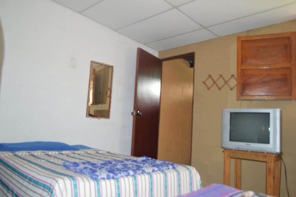 Трёхместный номер Standard с 5 комнатами Hostal Meson De San Fenando