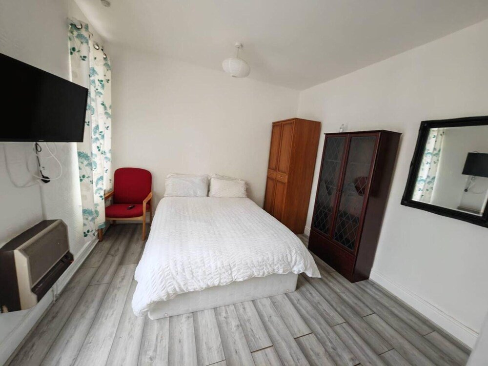 Cottage Fine 3-bed House in Manchester for up to 6 People