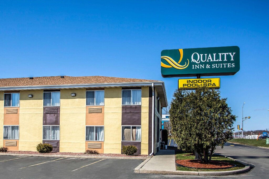 Camera Standard Quality Inn & Suites West Bend