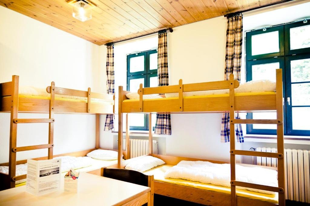 Кровать в общем номере (женский номер) Youth Hostel Würzburg