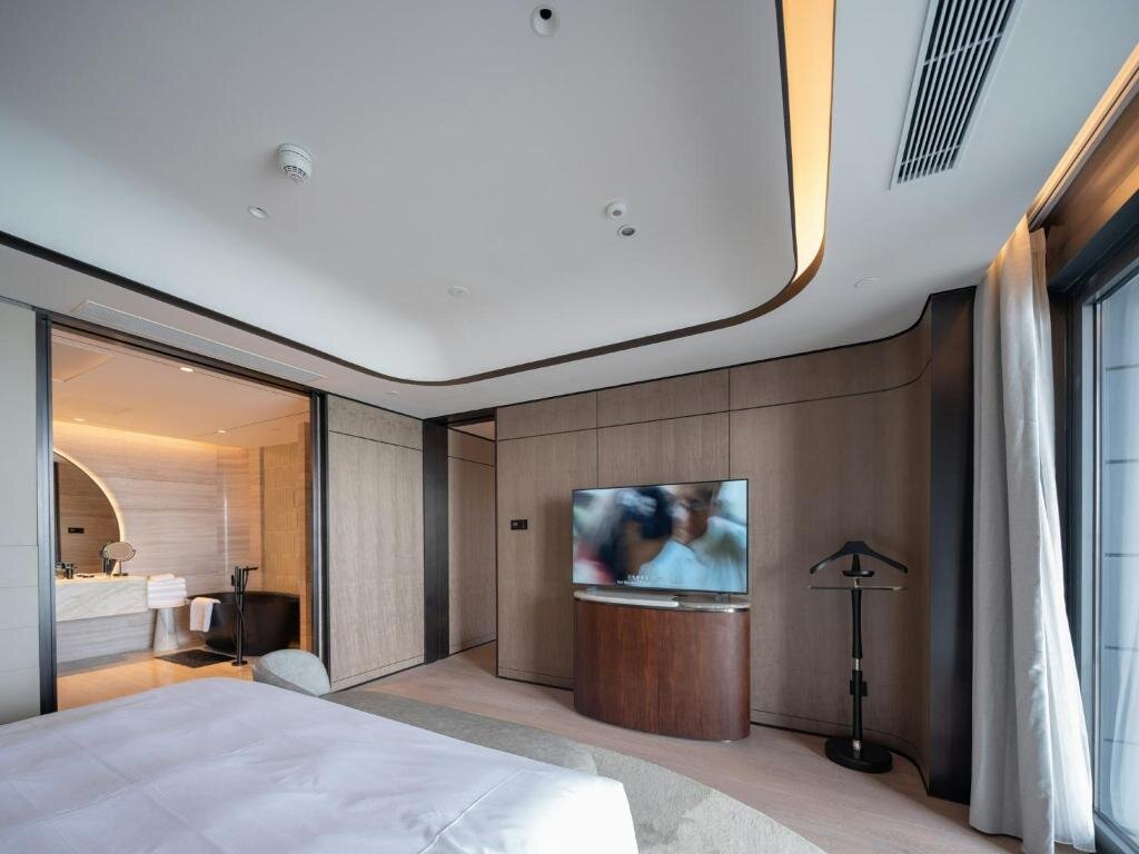 Двухместный номер Premium с балконом InterContinental Shanghai Harbour City, an IHG Hotel