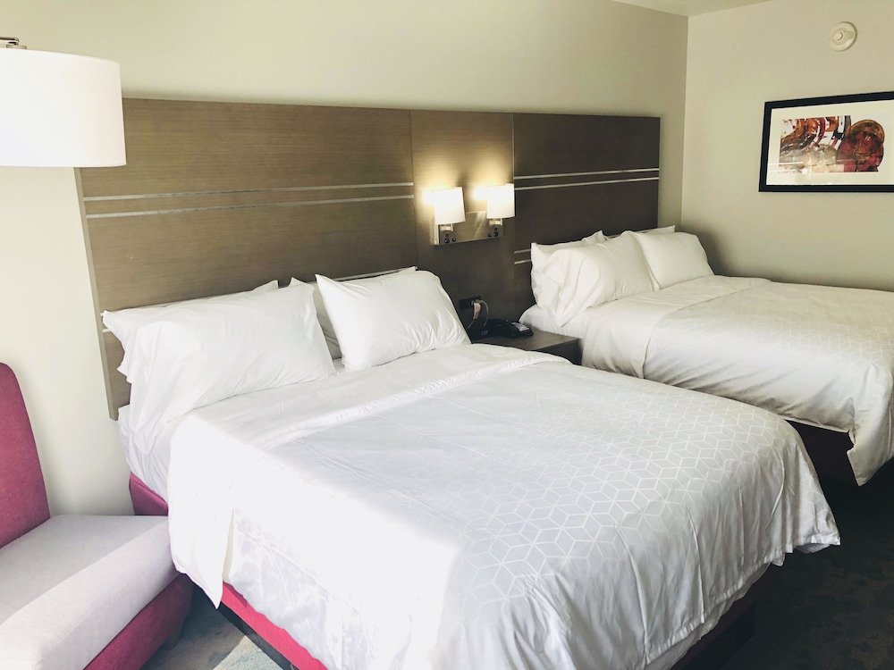 Четырёхместный номер Standard Holiday Inn Express & Suites Memphis Arpt Elvis Presley Blv, an IHG Hotel