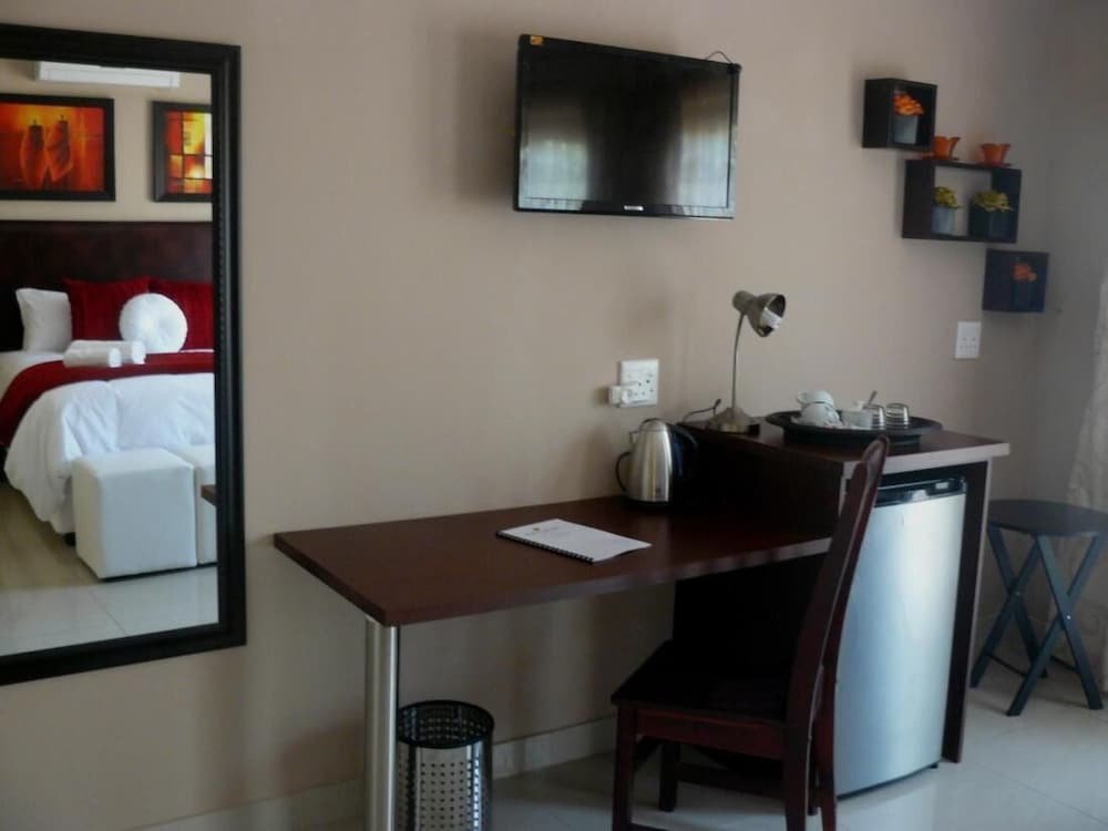Camera Standard Luxury Executive Double Room for 2 Guests With Ensuite Bathroom, in Ballito