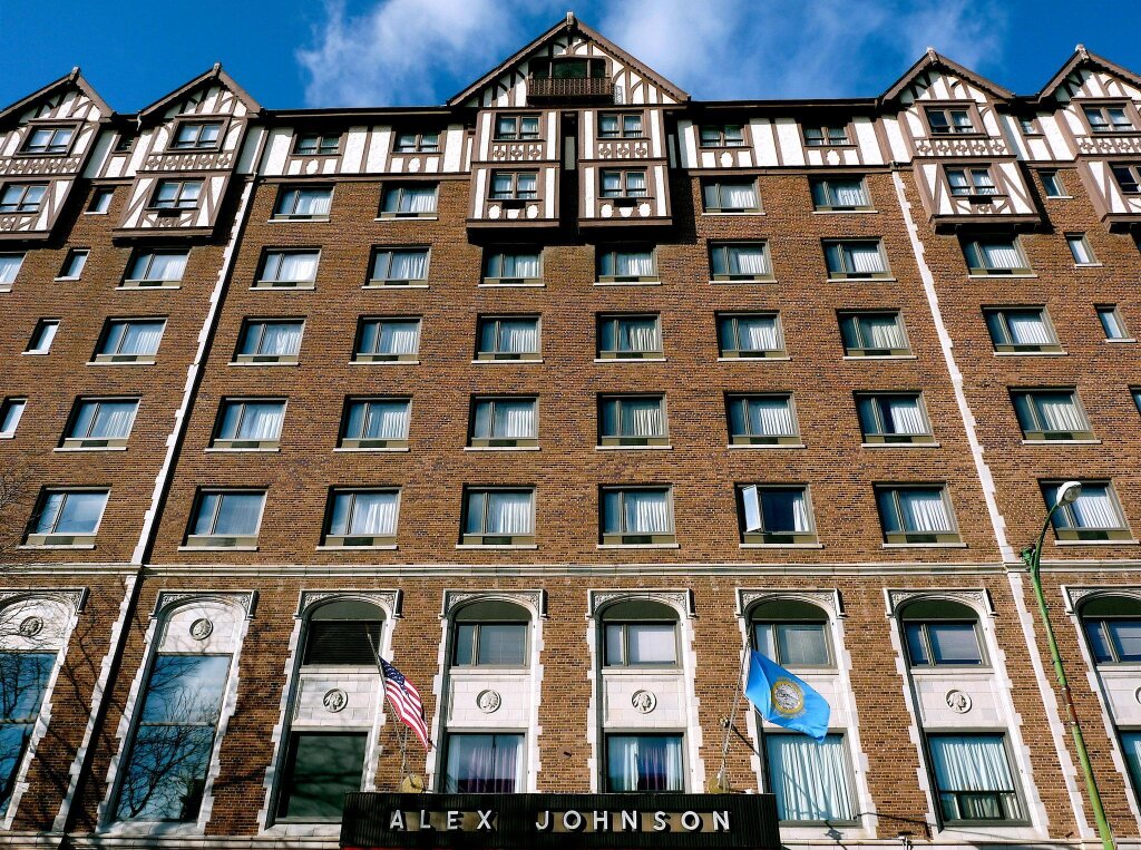 Четырёхместный номер Standard Hotel Alex Johnson Rapid City, Curio Collection by Hilton