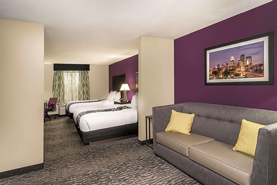 Четырёхместный номер Executive La Quinta Inn & Suites by Wyndham Louisville East