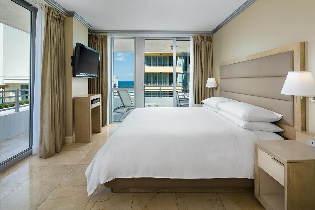 Suite doppia 1 camera da letto con balcone e con vista sul cortile Hilton Bentley Miami/South Beach