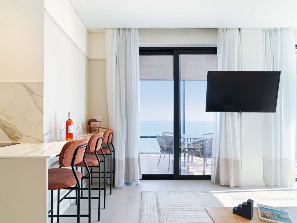 Люкс c 1 комнатой с балконом и seafront LIV Mackenzie Beach Suites Larnaca ADULTS ONLY