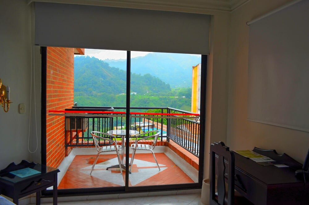 Трёхместный номер Standard с балконом Casa Morales Hotel Internacional y Centro de Convenciones