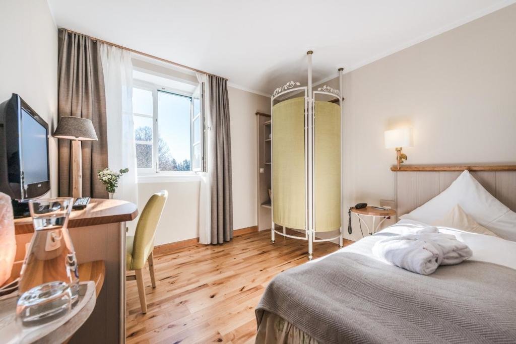 Standard Einzel Zimmer mit Gartenblick Schlossgut Oberambach BioHotel und Vitalzentrum