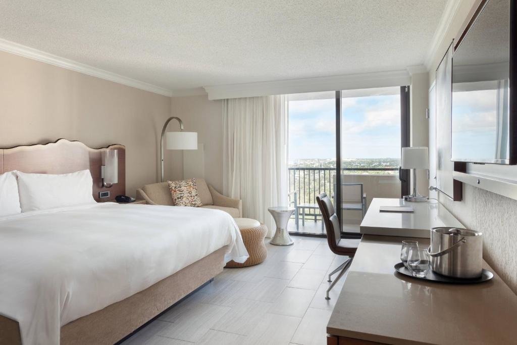 Standard Double room with balcony and with city view Fort Lauderdale Marriott Harbor Beach Resort & Spa