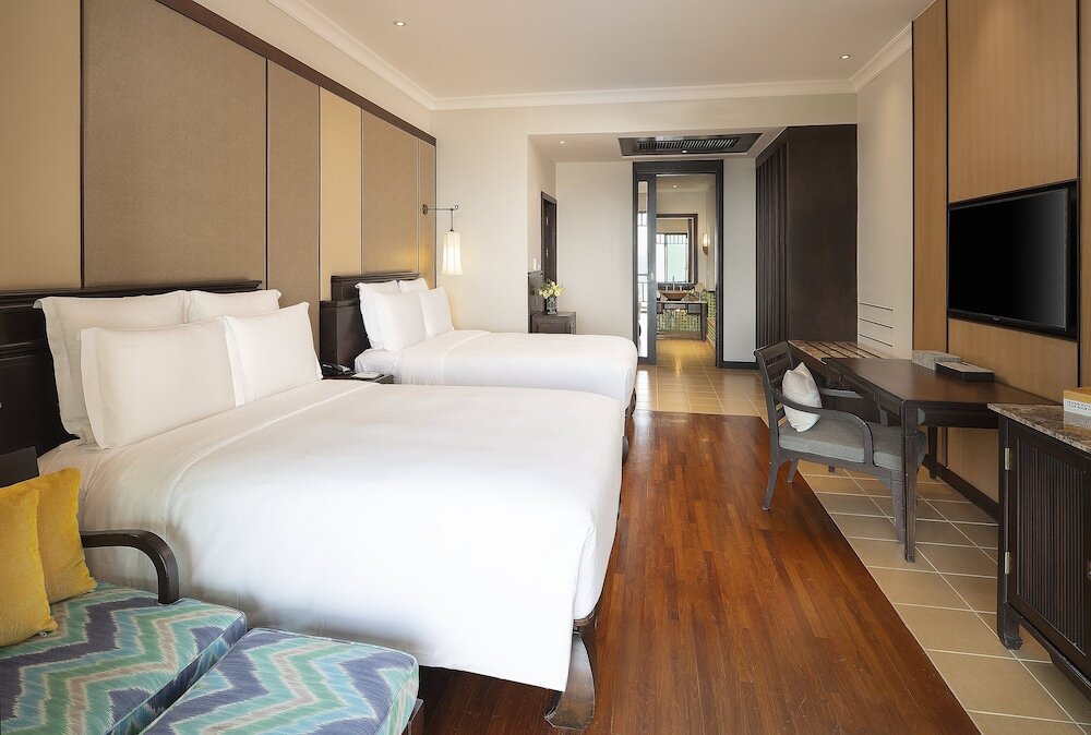 Четырёхместный номер Premium с балконом и с видом на сад InterContinental Pattaya Resort, an IHG Hotel