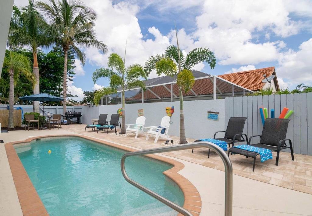 Standard Zimmer Charming Heated Pool Home - 3 miles to the Beach, Pet and Family Friendly -Available Year Round