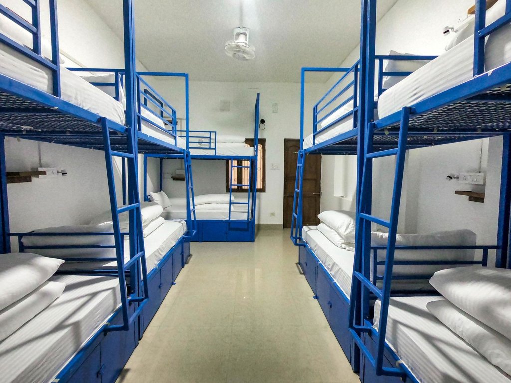 Кровать в общем номере Live Free Hostel Varanasi